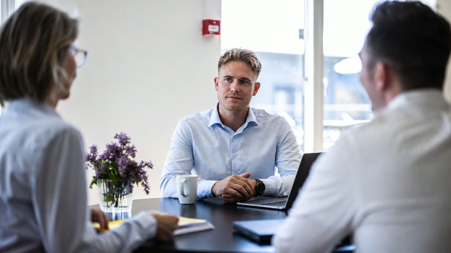 Nicolai i møde med en kunde om markedsføring